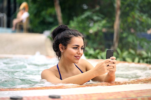 Ready to swim! What about the cell phone? | Storage rooms for open swimming pools